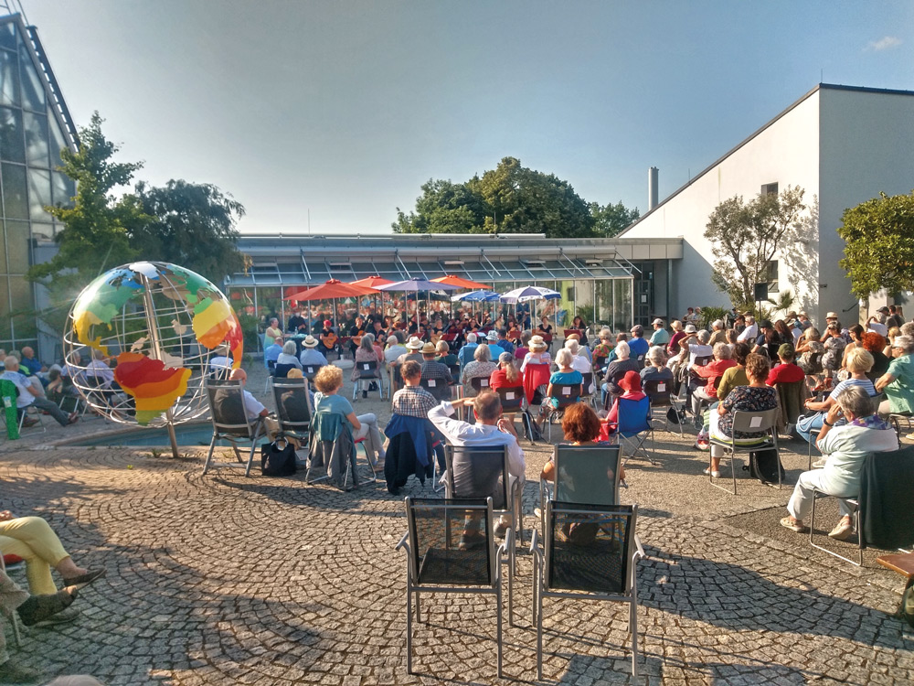 Serenade im Eingangsbereich des ÖBG.
